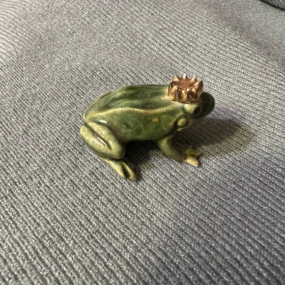 Vintage miniature Hagen Renaker prince frog with crown. Porcelain - Picture 7 of 8